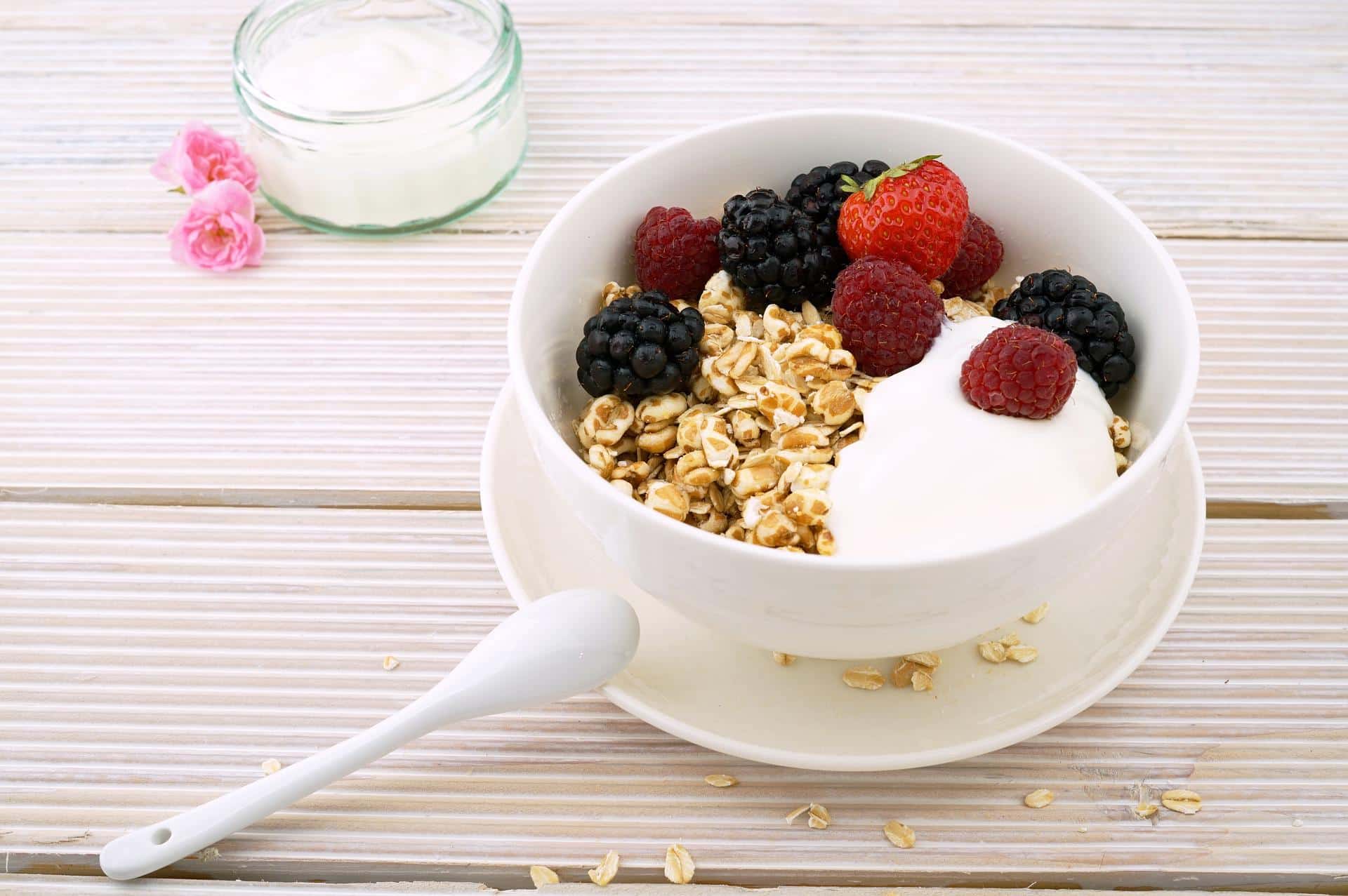 yogurt con cereali e frutti di bosco
